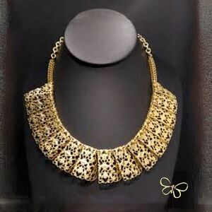 Sarah Coventry 1960s Gold-Tone Chantilly Lace Necklace